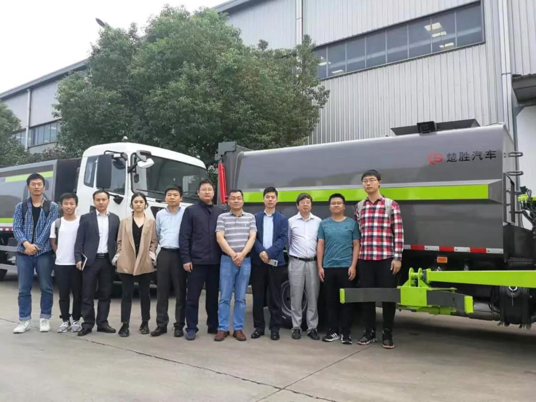 驚艷！“智能機(jī)械臂”自裝卸式垃圾車震撼問世