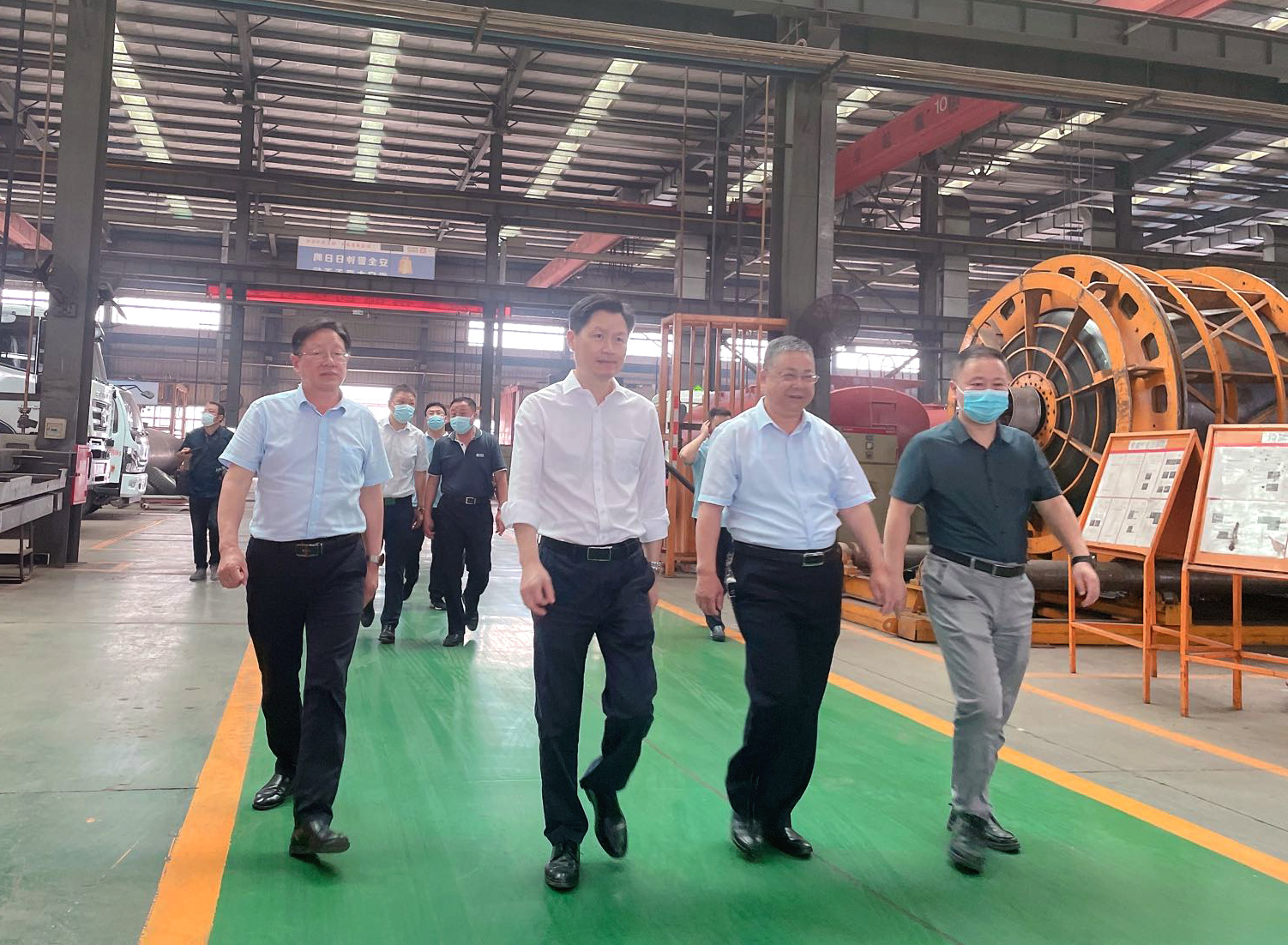 市委常委、常務(wù)副市長甘國棟一行蒞臨楚勝汽車集團(tuán)調(diào)研